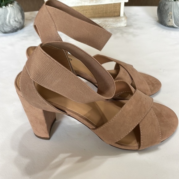 Torrid women’s chunk heel sandals. Tan. Size 7W - Picture 5 of 9
